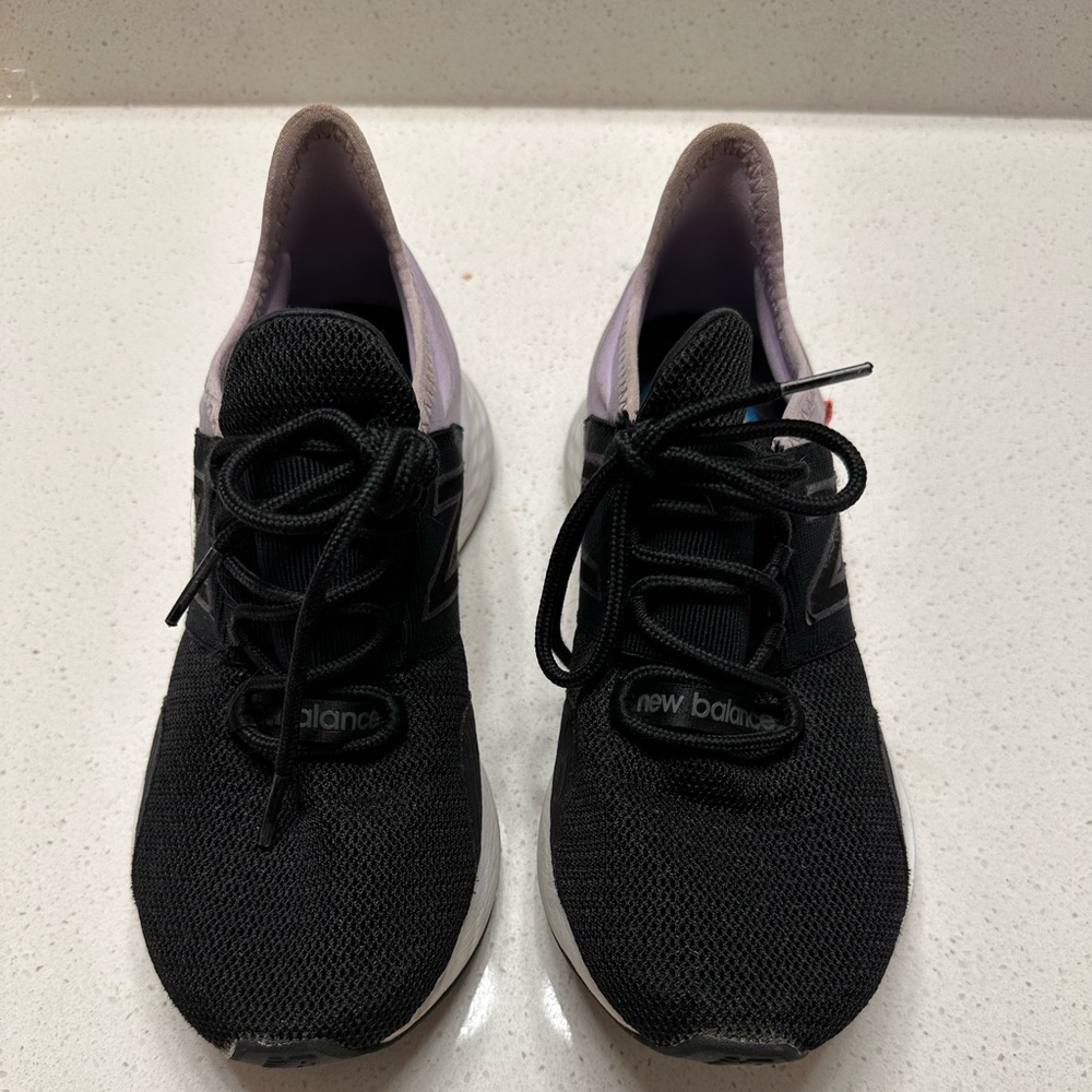 Selling a pair of blank and pink new balance size 7.